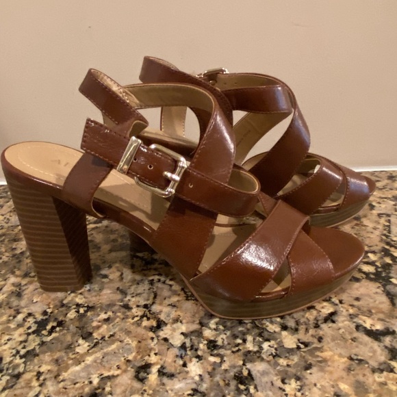 Women Sandals - Picture 2 of 9